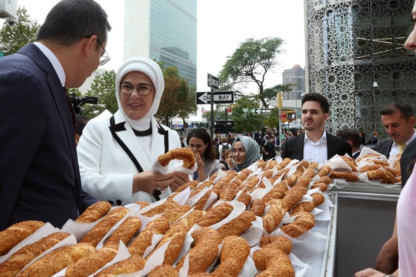 Emine Erdoğan'dan Türkevi'nin yakınındaki simit standına ziyaret