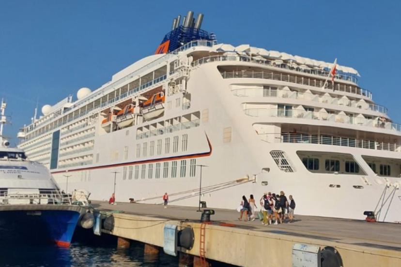 'Europa 2' yolcu gemisi Bodrum'a 481 turist getirdi