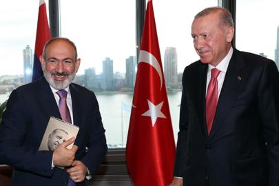 Paşinyan'ın eşi, Cumhurbaşkanı Erdoğan'ın 'Daha Adil Bir Dünya Mümkün' kitabını okudu