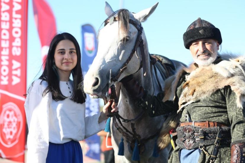 Baba-kızın nefes kesen atlı gösterisi: Boynuz kulağı geçti