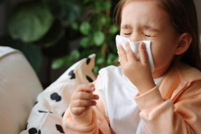 Hapşırıkla bulaşan tehlike! Kışın çocukları enfeksiyonlardan nasıl koruruz?