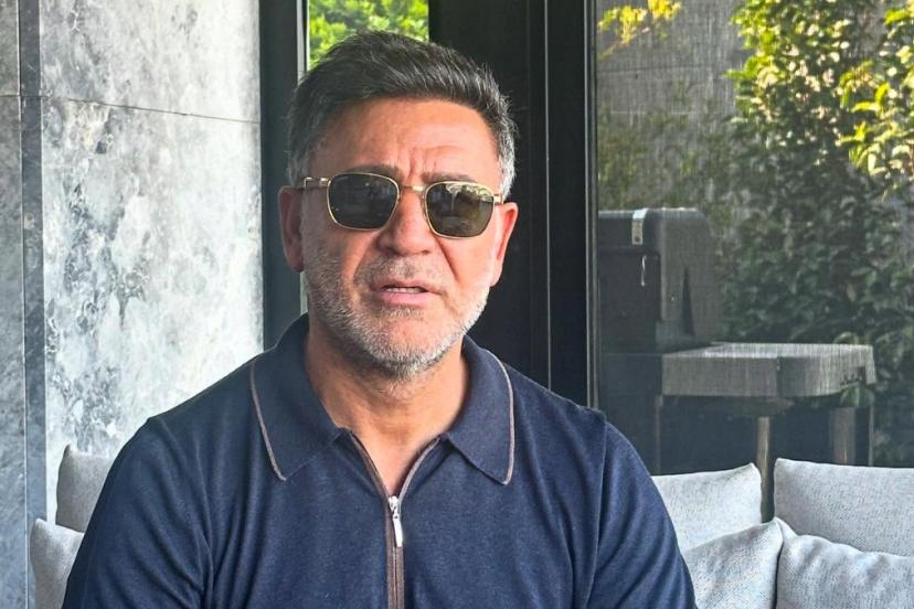 Şarkıcı İzzet Yıldızhan oğullarıyla poz verdi