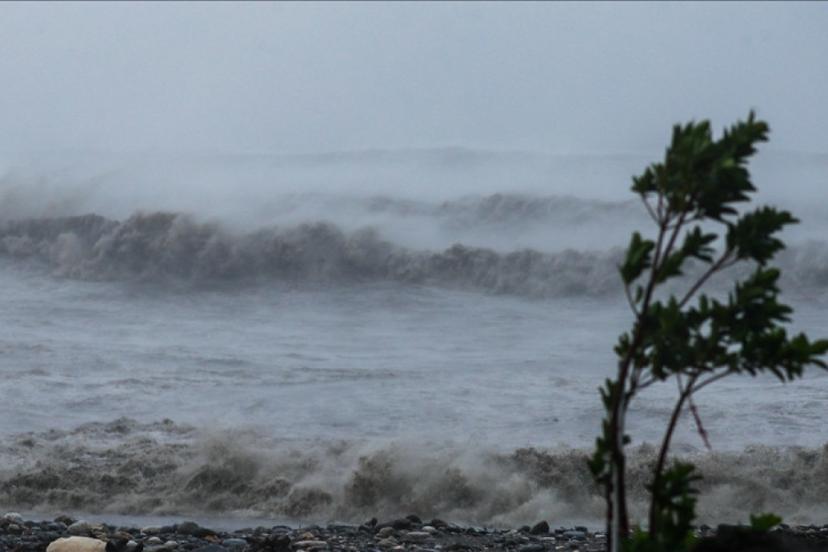 Tayvan'ı Fung-wong Tayfunu vurdu: 8 bin 326 kişi tahliye edildi