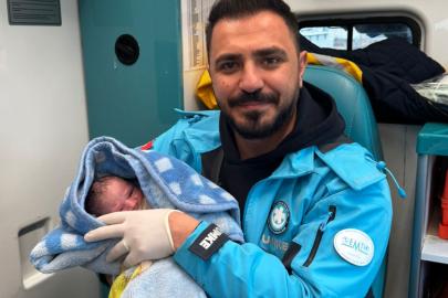 Şanlıurfa'da ambulansta doğum yaptırdı