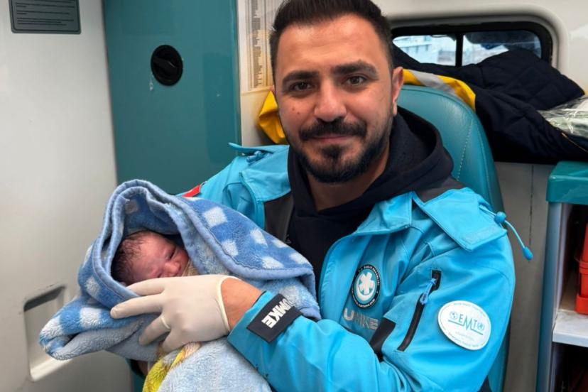 Şanlıurfa'da ambulansta doğum yaptırdı