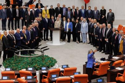 TBMM’de AK Partililerden CHP'li vekil ile selfie pozu