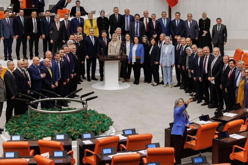 TBMM’de AK Partililerden CHP'li vekil ile selfie pozu