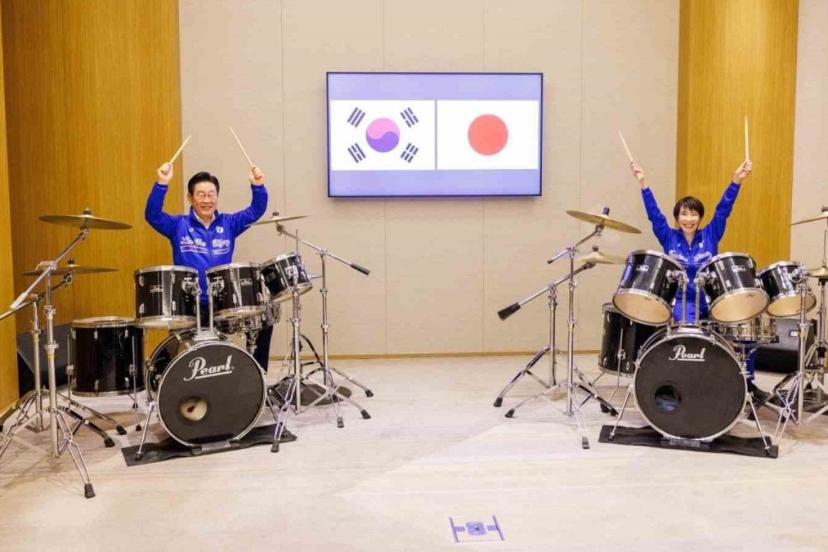Japonya ve Güney Kore liderleri K-pop eşliğinde bateri çaldı