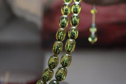 Mardinli minyatür sanatçısı, tespih tanelerinin içine tarihi camileri işliyor