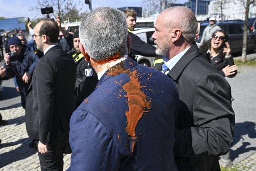 Almanya'da İran'ın devrik Şah'ının oğlu Pehlevi'ye kırmızı sıvı atıldı