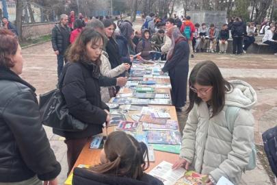 Erzincan'da meydan kütüphaneye dönüştü