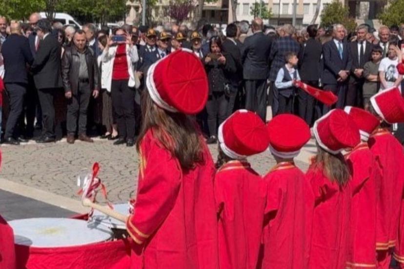 Gaziantep'te 23 Nisan töreninde CHP yönetimi, mehter gösterisine sırtını döndü