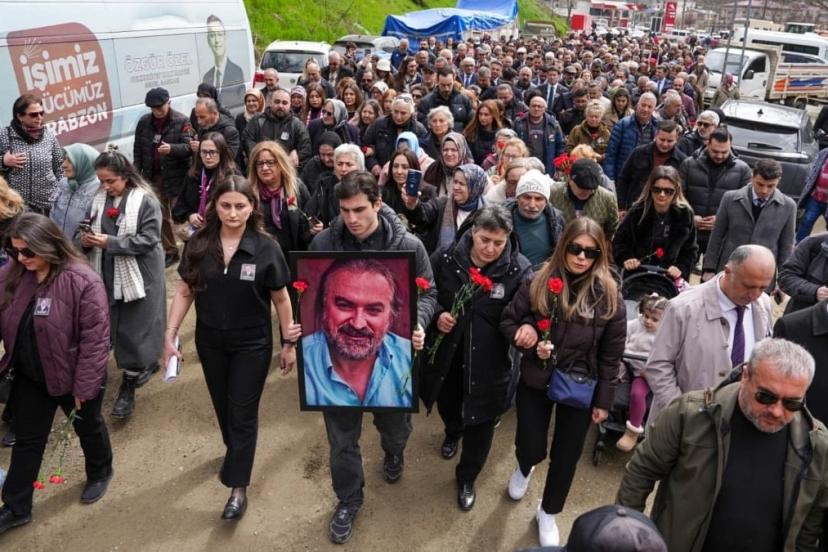 Karadeniz’in güçlü sesi Volkan Konak mezarı başında anıldı