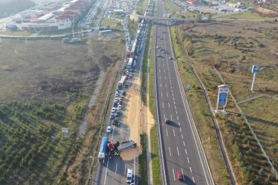 Anadolu Otoyolu'nun Kocaeli kesiminde bariyere çarpan tır ulaşımı aksattı