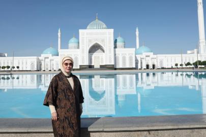 Emine Erdoğan'dan İmam Buhari Türbesi'ne ziyaret