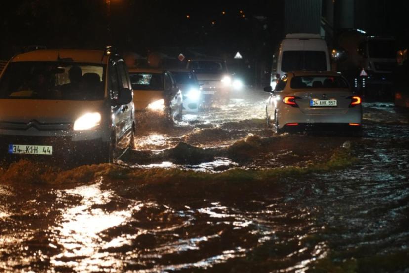 İstanbul'da sağanak: Yollar göle döndü, trafik durma noktasına geldi
