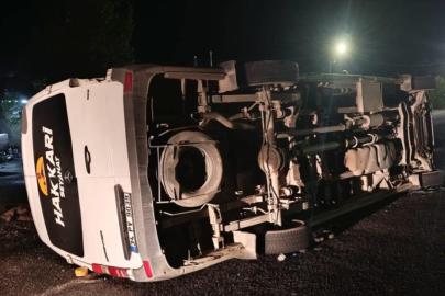Van'da minibüsle kamyonun çarpıştığı kazada 13 kişi yaralandı